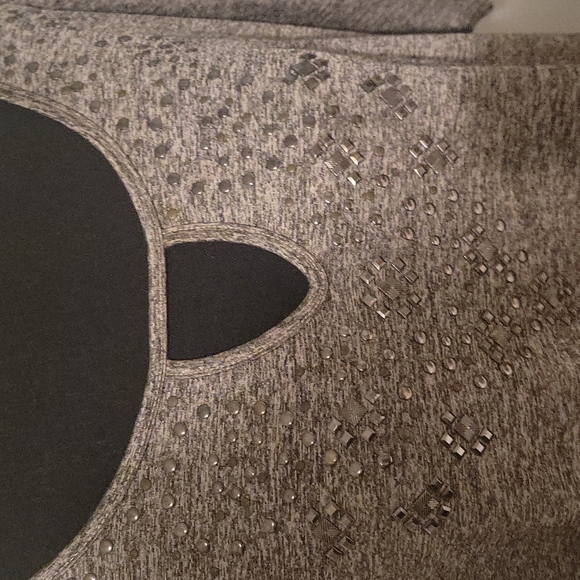 Avenue ~ Very soft top with decoration on chest area ~ very comfortable top - Picture 4 of 7